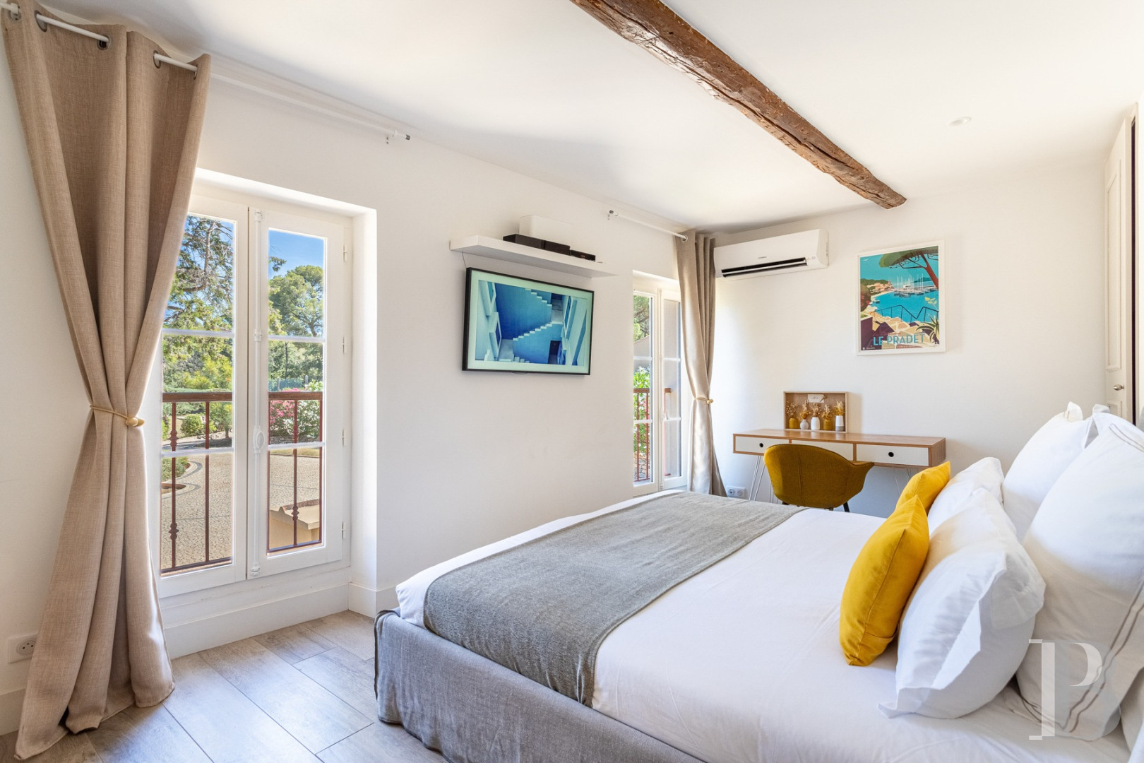A renovated farmhouse surrounded by extensive grounds leading down to the sea, between Toulon and Hyères on the Var coast - photo  n°17